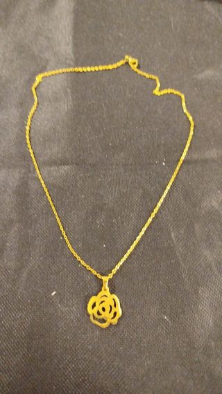 Cadena dorada con colgante flor