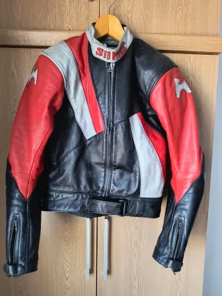 Cazadora de cuero roja, negra y blanca