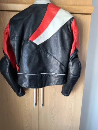 Cazadora de cuero roja, negra y blanca