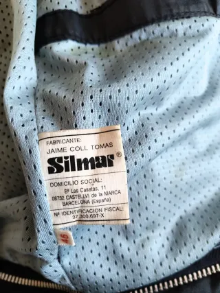 Cazadora de cuero roja, negra y blanca