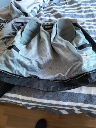 Cazadora de cuero roja, negra y blanca