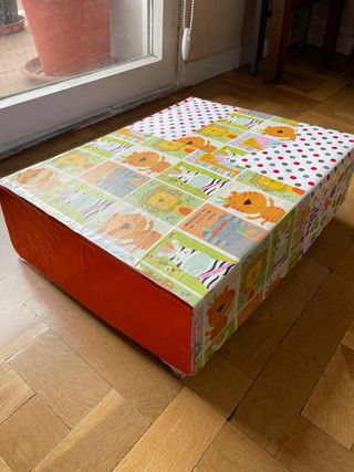 Caja deco con lote de juguetes y libro para niños