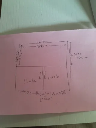 Mueble marrón con puertas para pecera