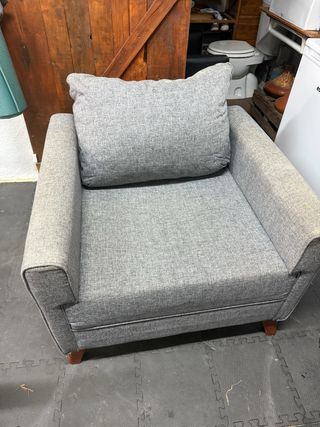 Sillón de tela gris