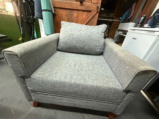 Sillón de tela gris