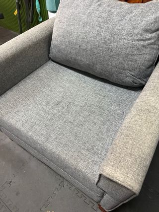 Sillón de tela gris
