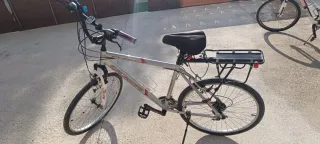 Bicicleta de montaña plateada