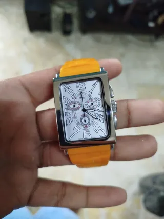 Dos relojes, uno cuadrado y otro dorado