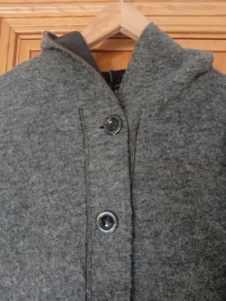 Abrigo de lana gris ligero, mi pesa muy cómodo.