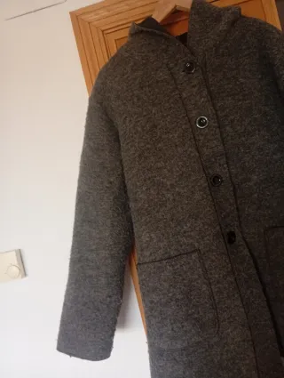 Abrigo de lana gris ligero, mi pesa muy cómodo.