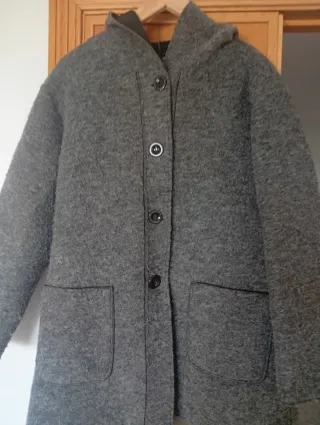 Abrigo de lana gris ligero, mi pesa muy cómodo.