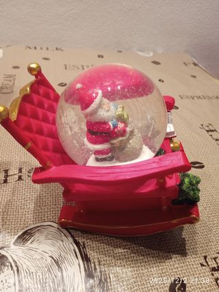 Palla di neve Babbo Natale su sedia dondolo