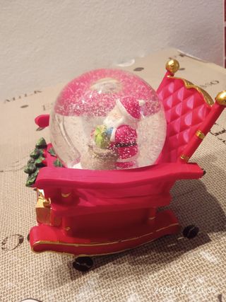 Palla di neve Babbo Natale su sedia dondolo