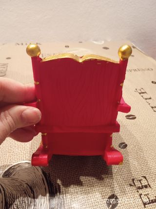 Palla di neve Babbo Natale su sedia dondolo