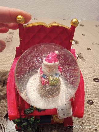 Palla di neve Babbo Natale su sedia dondolo