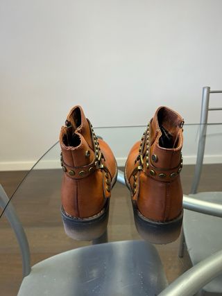 Botines marrones con tachuelas