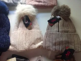 Gorros de lana con pompón