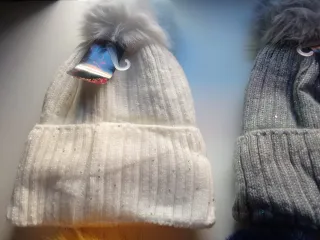 Gorros de lana con pompón