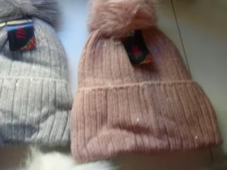 Gorros de lana con pompón