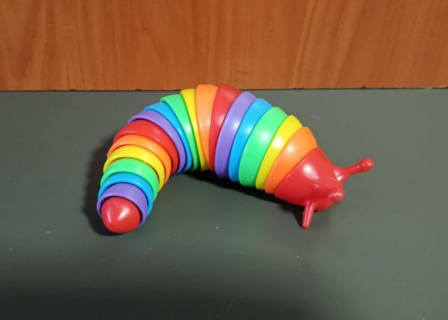 Juguete gusano arcoíris 17 cm
