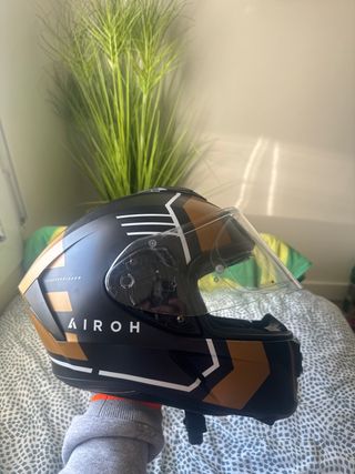 Casco de moto Airoh negro y dorado