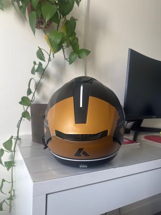 Casco de moto Airoh negro y dorado