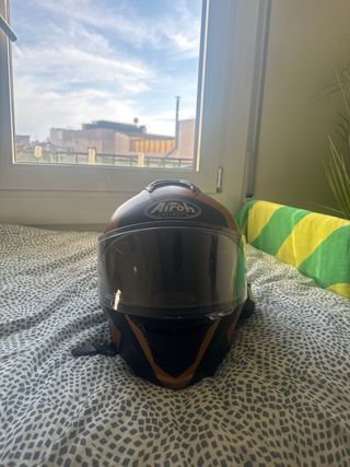 Casco de moto Airoh negro y dorado