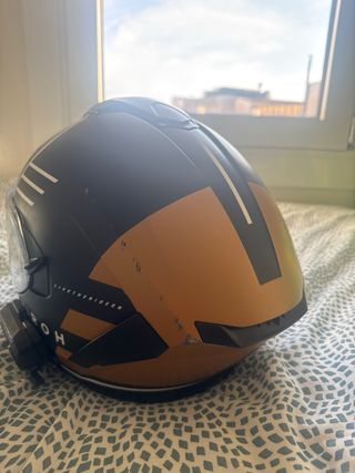 Casco de moto Airoh negro y dorado