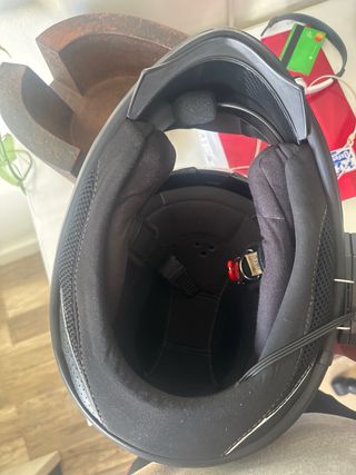 Casco de moto Airoh negro y dorado