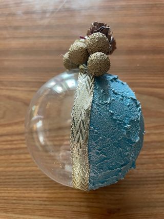 Palla di Natale decorata scena invernale