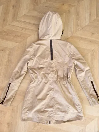 Chaqueta beige con capucha y cremalleras