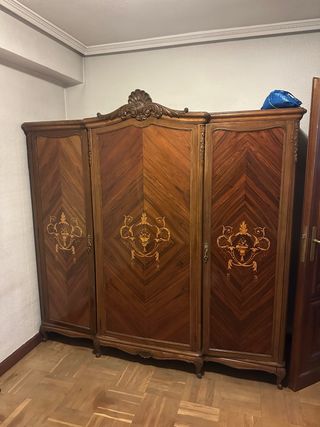 Armario antiguo de madera