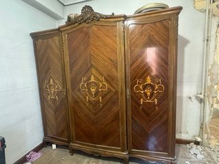 Armario antiguo de madera