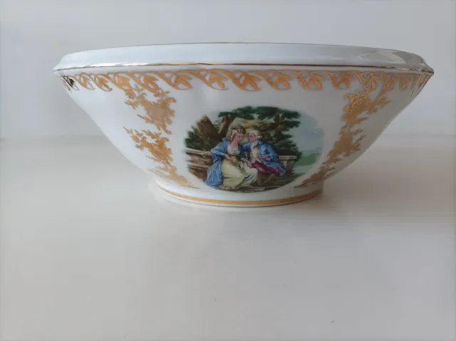 Ensaladera-legumbrera con escena romántica