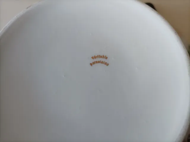 Ensaladera-legumbrera con escena romántica