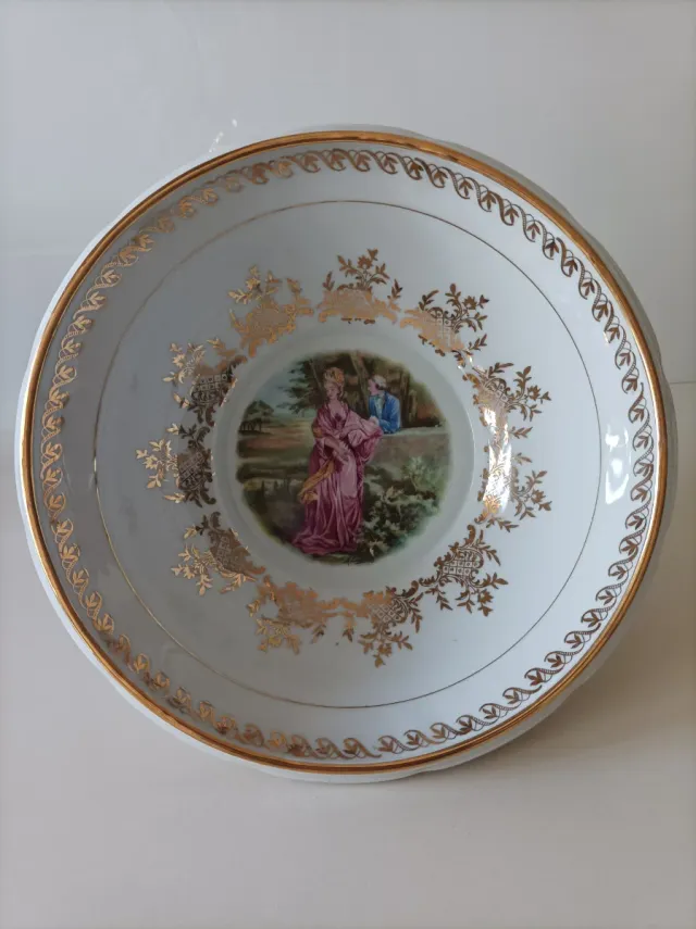 Ensaladera-legumbrera con escena romántica