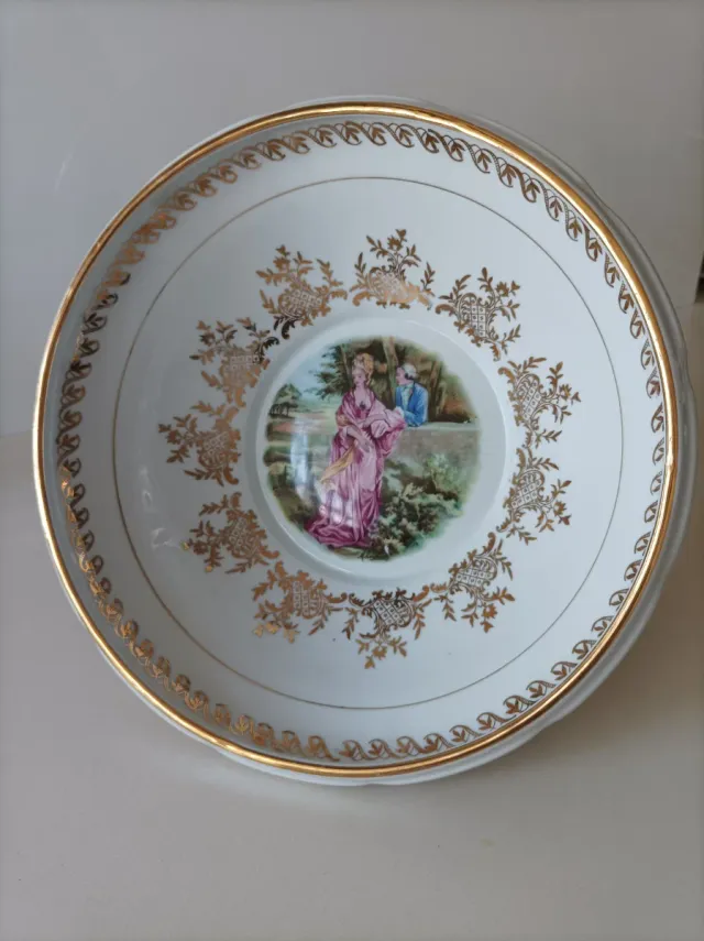 Ensaladera-legumbrera con escena romántica