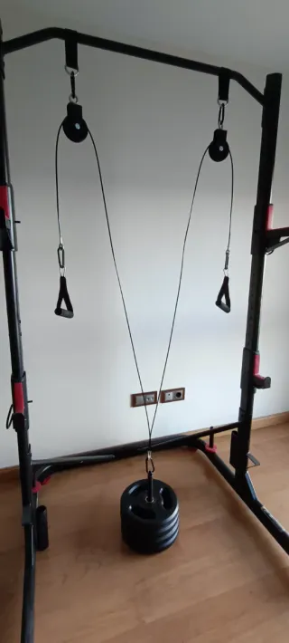 Attrezzatura da palestra con rack, banco, pesi e accessori