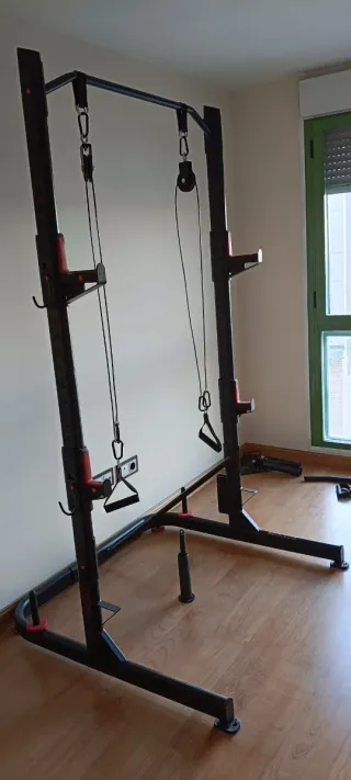 Attrezzatura da palestra con rack, banco, pesi e accessori