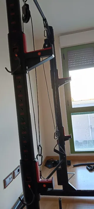 Attrezzatura da palestra con rack, banco, pesi e accessori