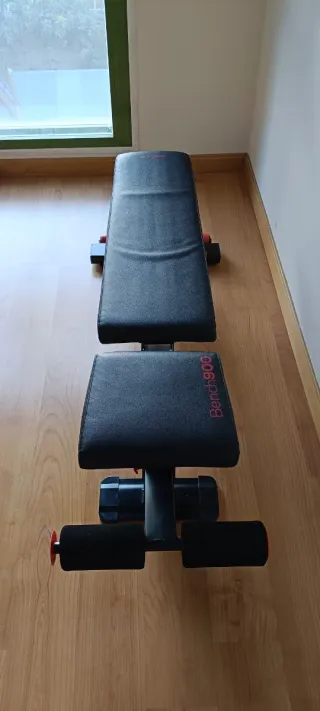 Attrezzatura da palestra con rack, banco, pesi e accessori