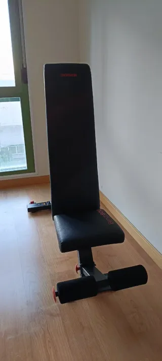 Attrezzatura da palestra con rack, banco, pesi e accessori