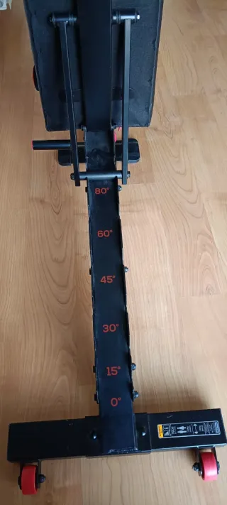 Attrezzatura da palestra con rack, banco, pesi e accessori