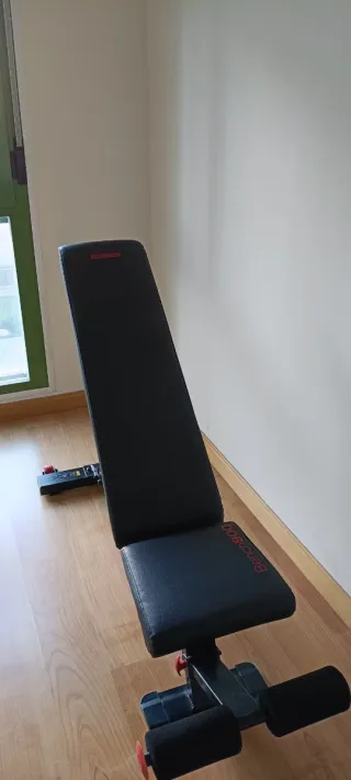 Attrezzatura da palestra con rack, banco, pesi e accessori