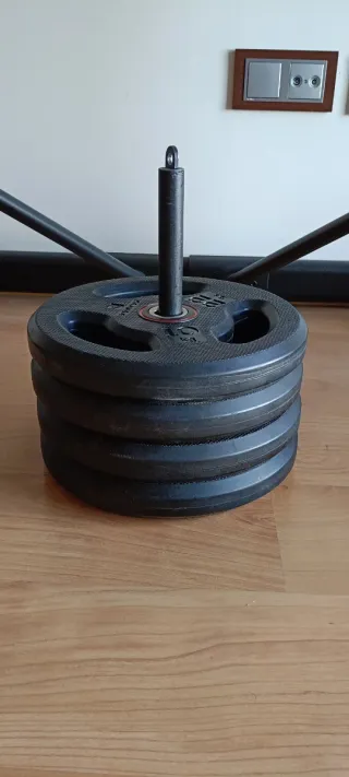 Attrezzatura da palestra con rack, banco, pesi e accessori