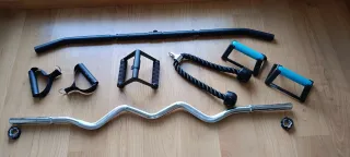 Attrezzatura da palestra con rack, banco, pesi e accessori