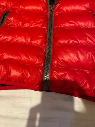 Giubbotto rosso lucido con cappuccio