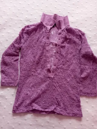 Camisa de encaje morada con escote.