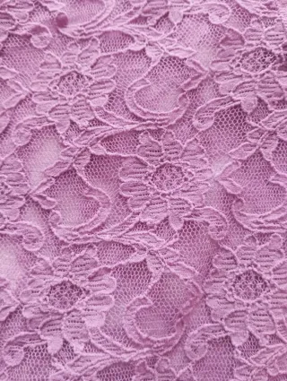 Camisa de encaje morada con escote.