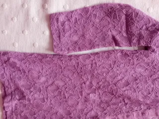 Camisa de encaje morada con escote.